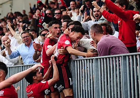 Los jugadores del Arenas celebran uno de los goles al Tudelano.