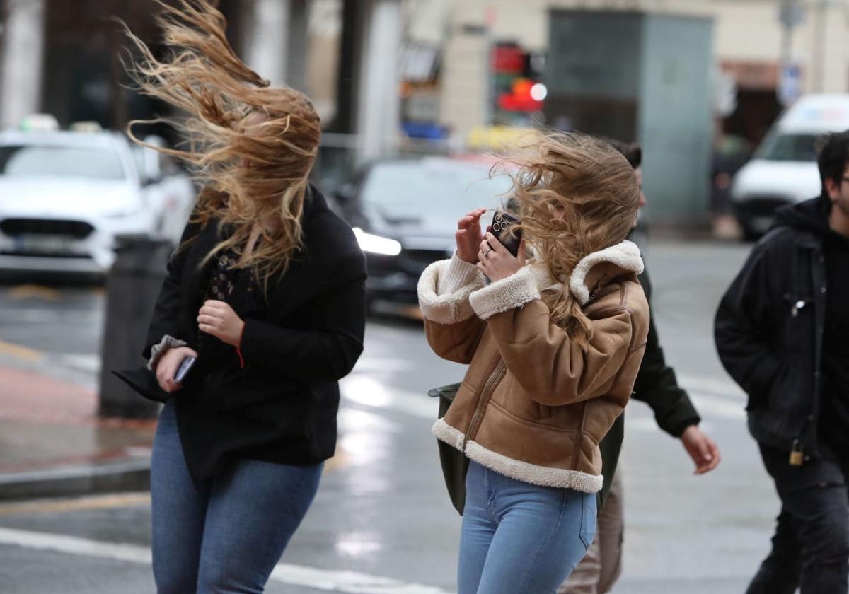 El viento sur vuelve a Álava en el inicio del puente de mayo con rachas de más de 100 kilómetros hora