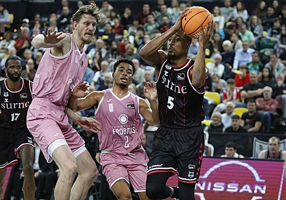 Abdur-Rahkman conduce el balón en el partido contra el Joventut en Miribilla.