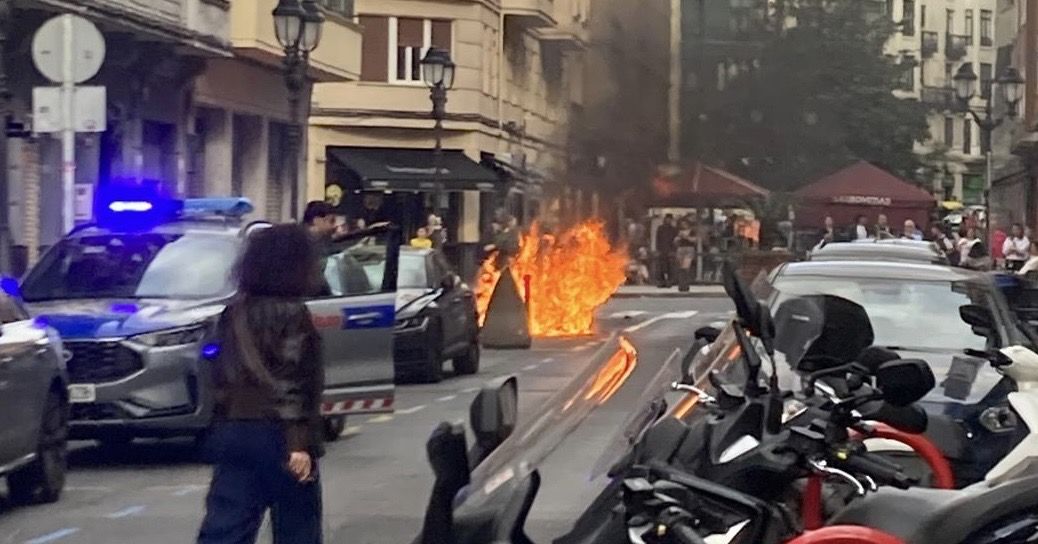 Arde un contenedor de cartón en el centro de Bilbao