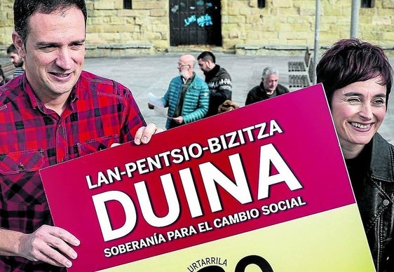 El líder del sindicato ELA, Mitxel Lakuntza, y la de LAB, Garbiñe Aranburu, presentan una iniciativa conjunta en 2019.