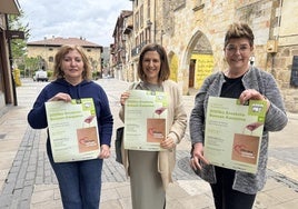 Pepi González, propietaria de la mercería Ditare; Julene Lazkano, alcaldesa de Elorrio, e Izaskun Aguirre, presidenta de la asociación de comerciantes y dueña de la tienda Izara.