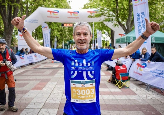 Martín Fiz alza los brazos tras cruzar la línea de meta.