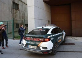 La Guardia Civil traslada a uno de los progenitores a los juzgados de Oviedo.