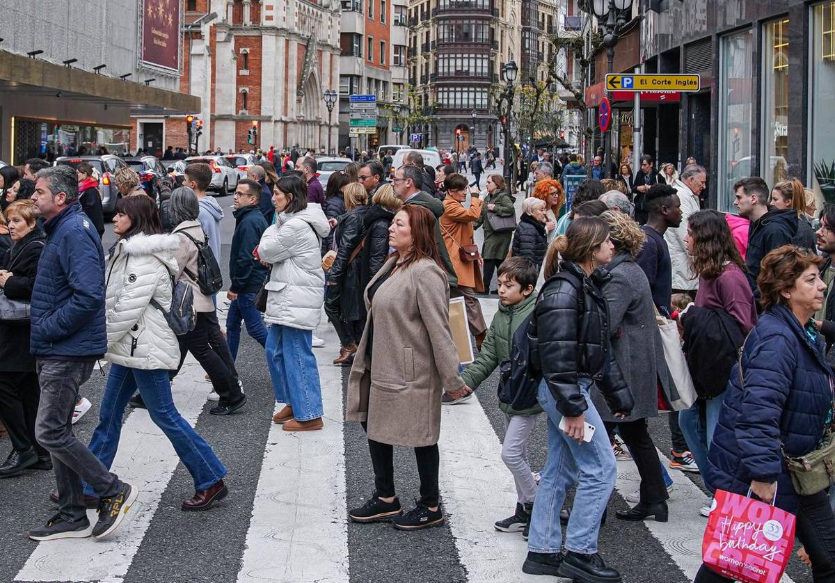 Los extranjeros, los únicos que aprueban a los poderes públicos en Euskadi