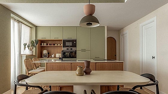 El piso en Barakaldo con la cocina verde de una pareja y sus dos hijos convertido en un refugio de paz