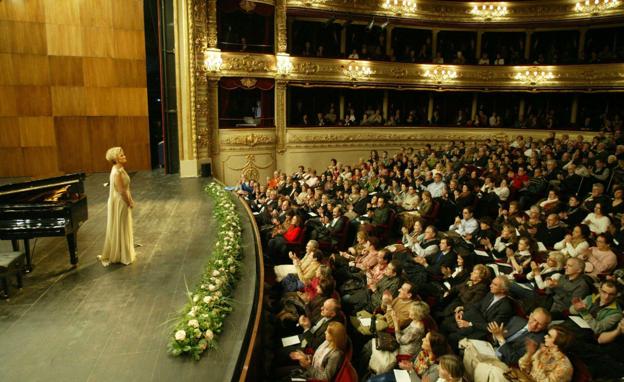 Actuación de Ainhoa Arteta en la reinaguración del Teatro Victoria Eugenia en marzo de 2007.