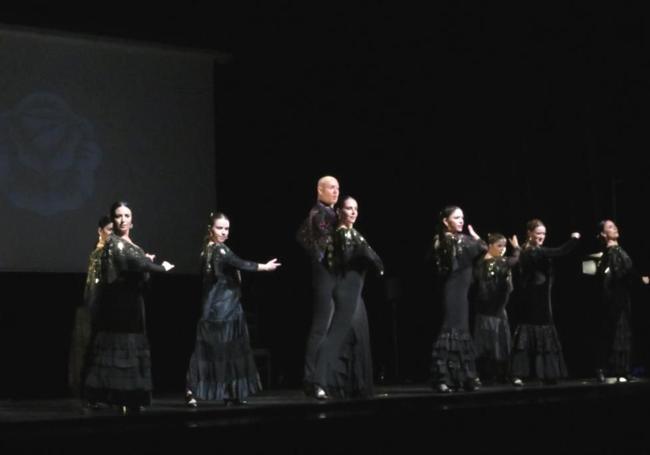 El cuerpo de baile en el arranque de la cita.