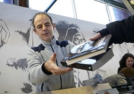 Arretxe firma ejemplares en la Azoka de Durango.