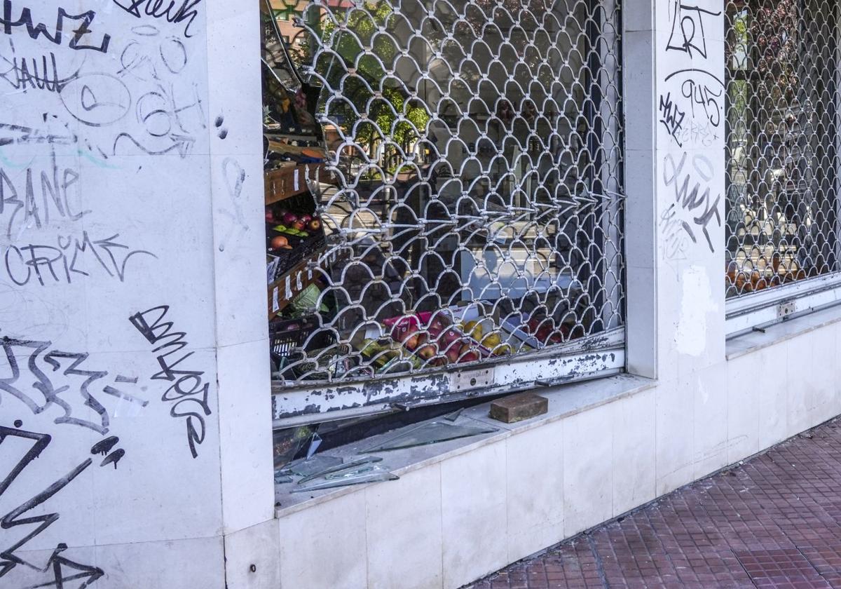 Un ladrón desiste de robar en una frutería de Vitoria al cortarse la cara