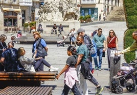Varias personas en la plaza de la Virgen Blanca, en el centro de Vitoria.