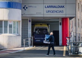 Acceso a las Urgencias de Santiago, que reabrieron al público en general hace un mes.