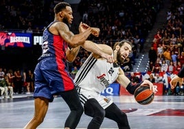 Shengelia postea con Hall durante el encuentro entre la Virtus y el Baskonia en el Buesa.