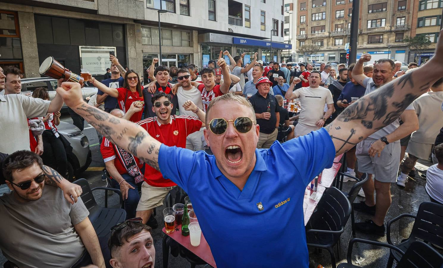 La afición del Manchester se suma a la fiesta en Bilbao
