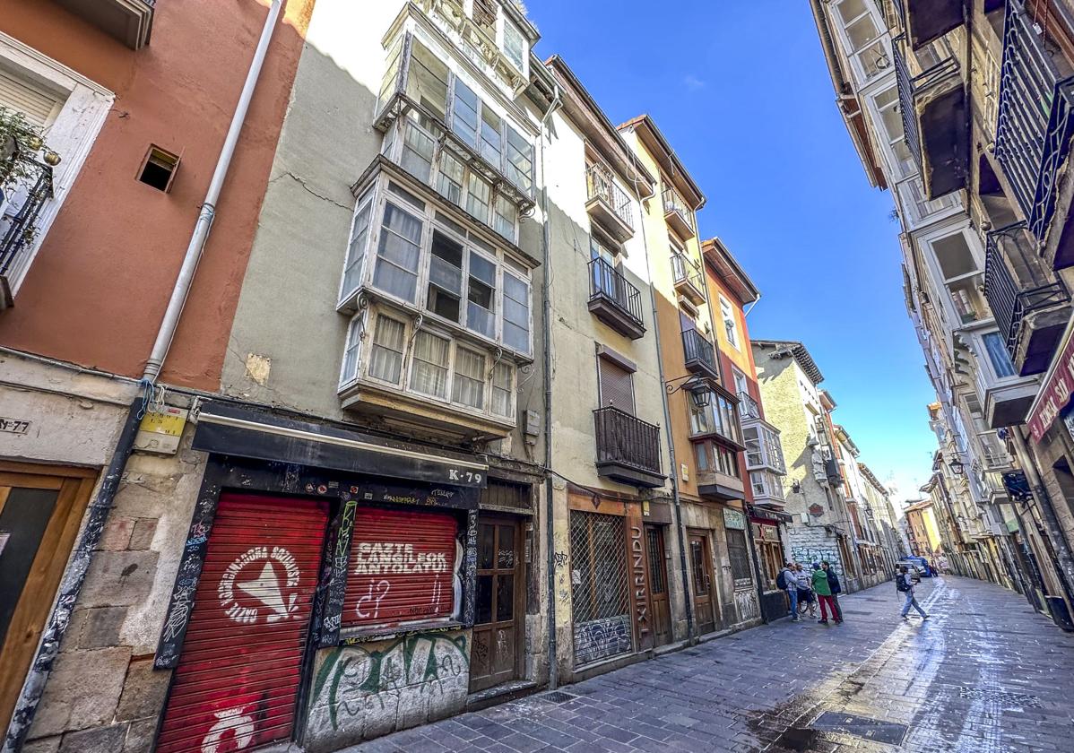 El Ayuntamiento de Vitoria vuelve a intentar el derribo del edificio del número 79 de la 'Cuchi'