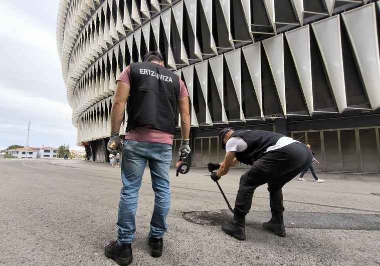 Agentes de la ertzaintza revisan el alcantarillado en los alrededores de San Mamés.