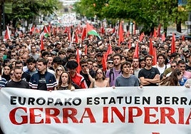 Bajo el lema 'No a la guerra imperialista. Contra el rearme de los países europeos', cientos de personas recorren el centro de la ciudad
