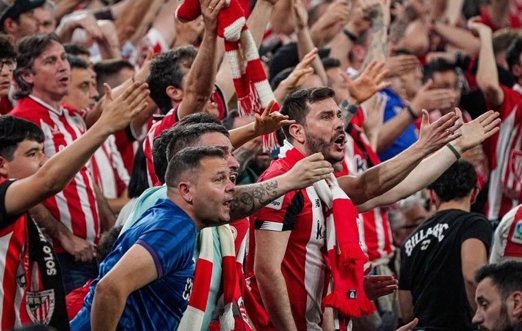 La afición enfadada con la decisión arbitral.