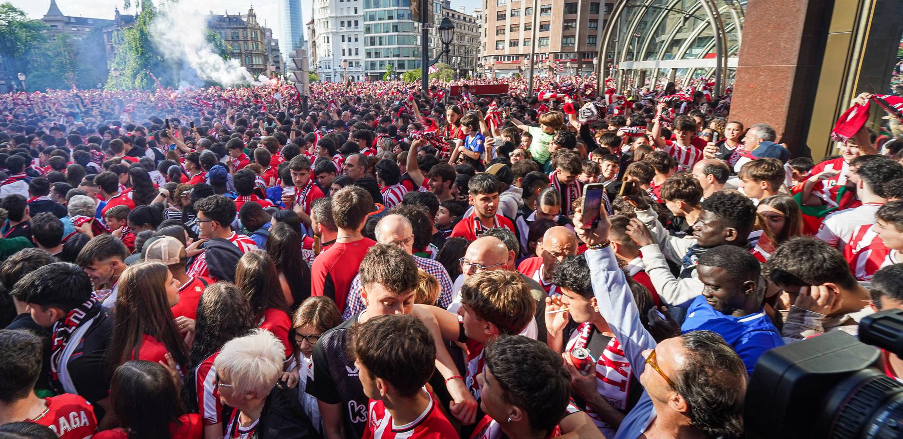 Una afición entregada a los jugadores en Moyua