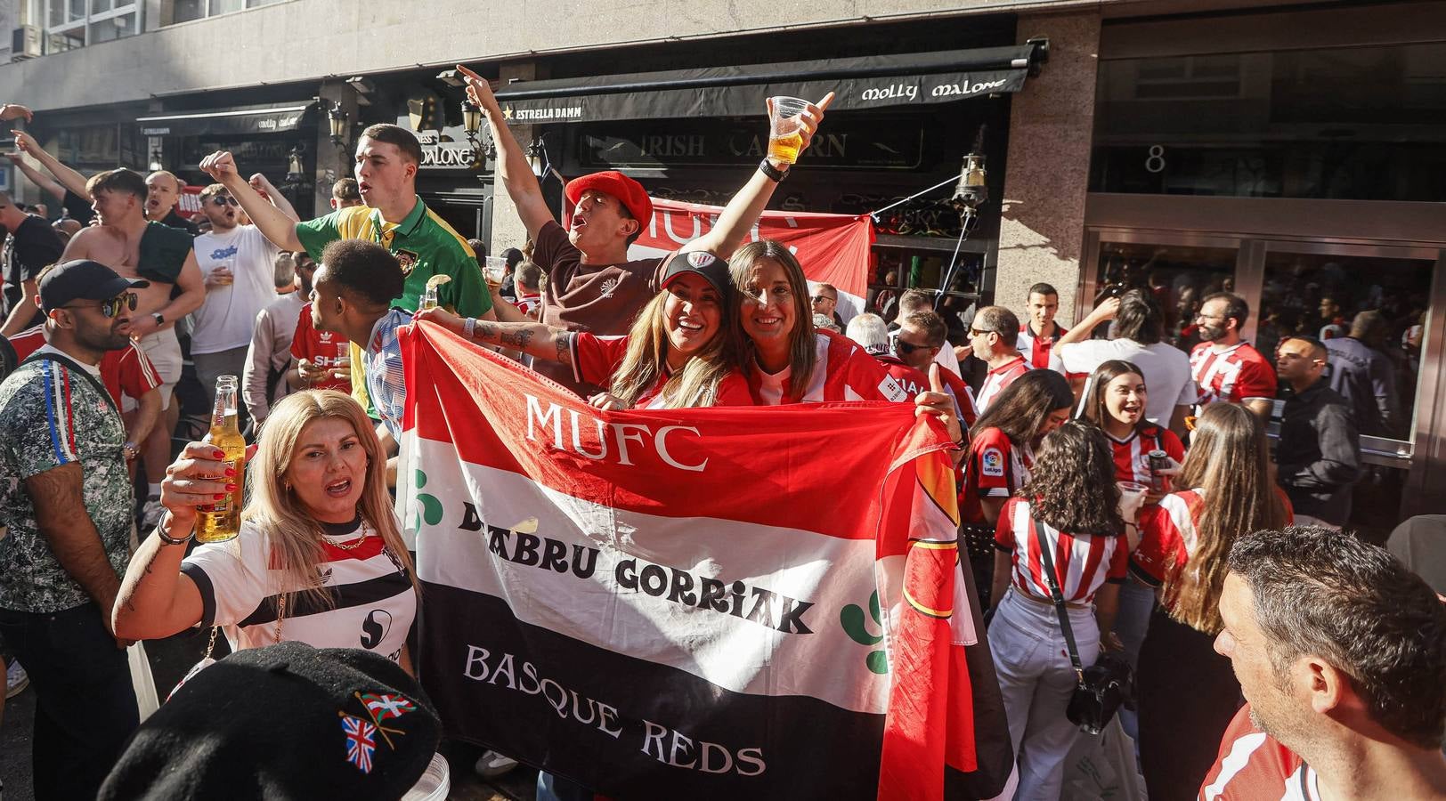 La afición del Manchester se suma a la fiesta en Bilbao