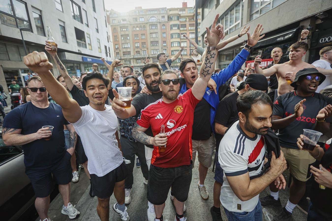 La afición del Manchester se suma a la fiesta en Bilbao