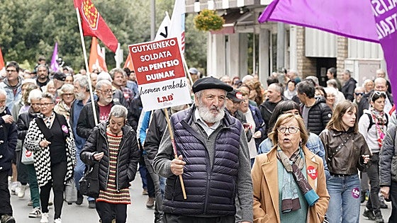 Los sindicatos reivindican el SMI vasco y los derechos sociales durante el 1 de Mayo en Vitoria