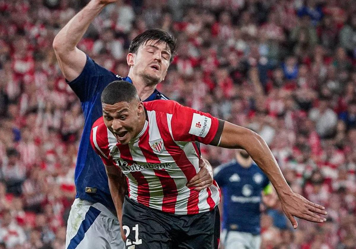 Otra jugada que enciende a San Mamés: el agarrón de Maguire a Maroan que no le cuesta la roja al central