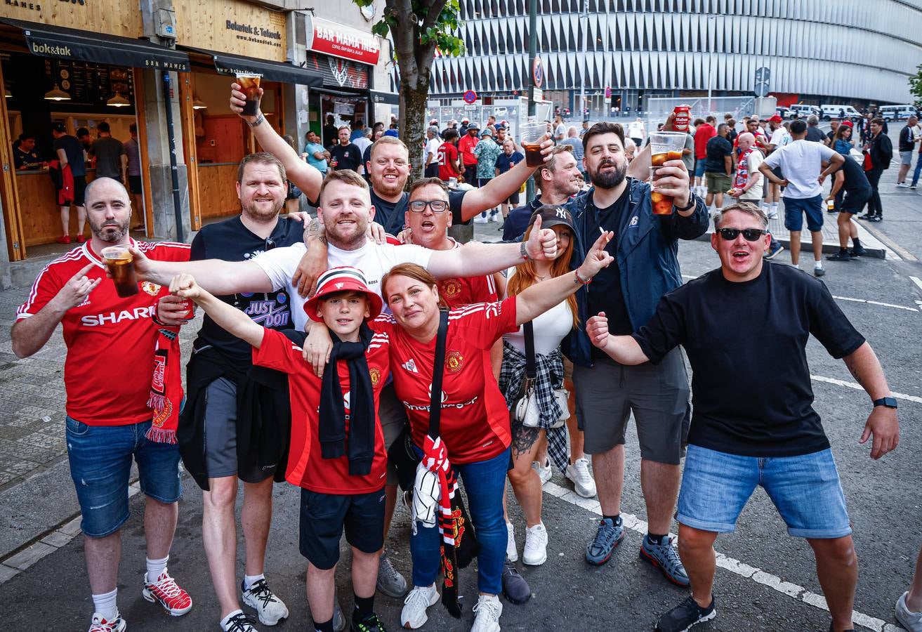 La afición del Manchester se suma a la fiesta en Bilbao