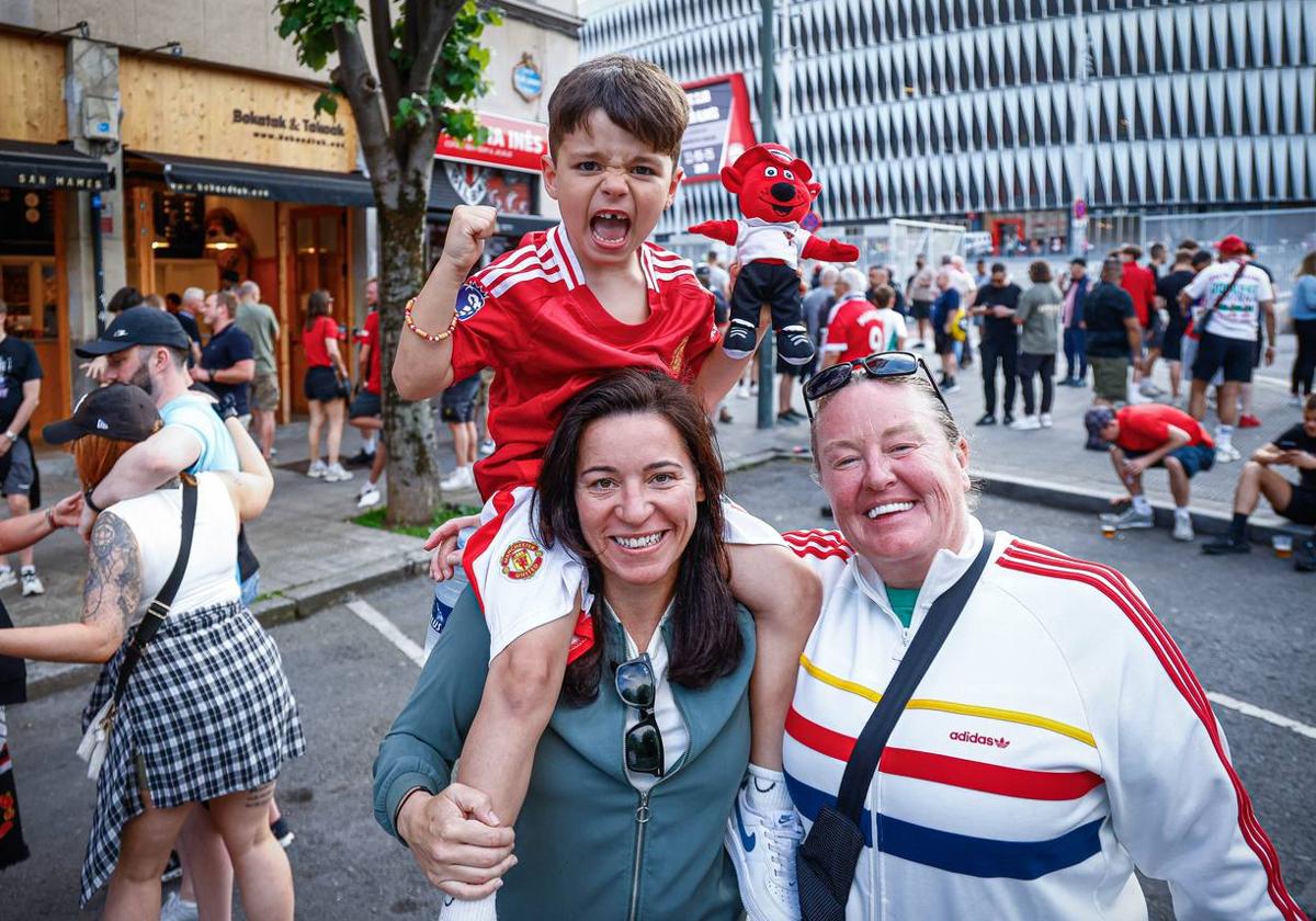 La afición del Manchester se suma a la fiesta en Bilbao