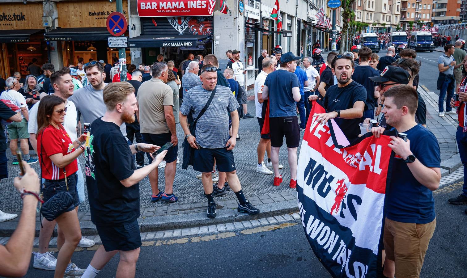 La afición del Manchester se suma a la fiesta en Bilbao