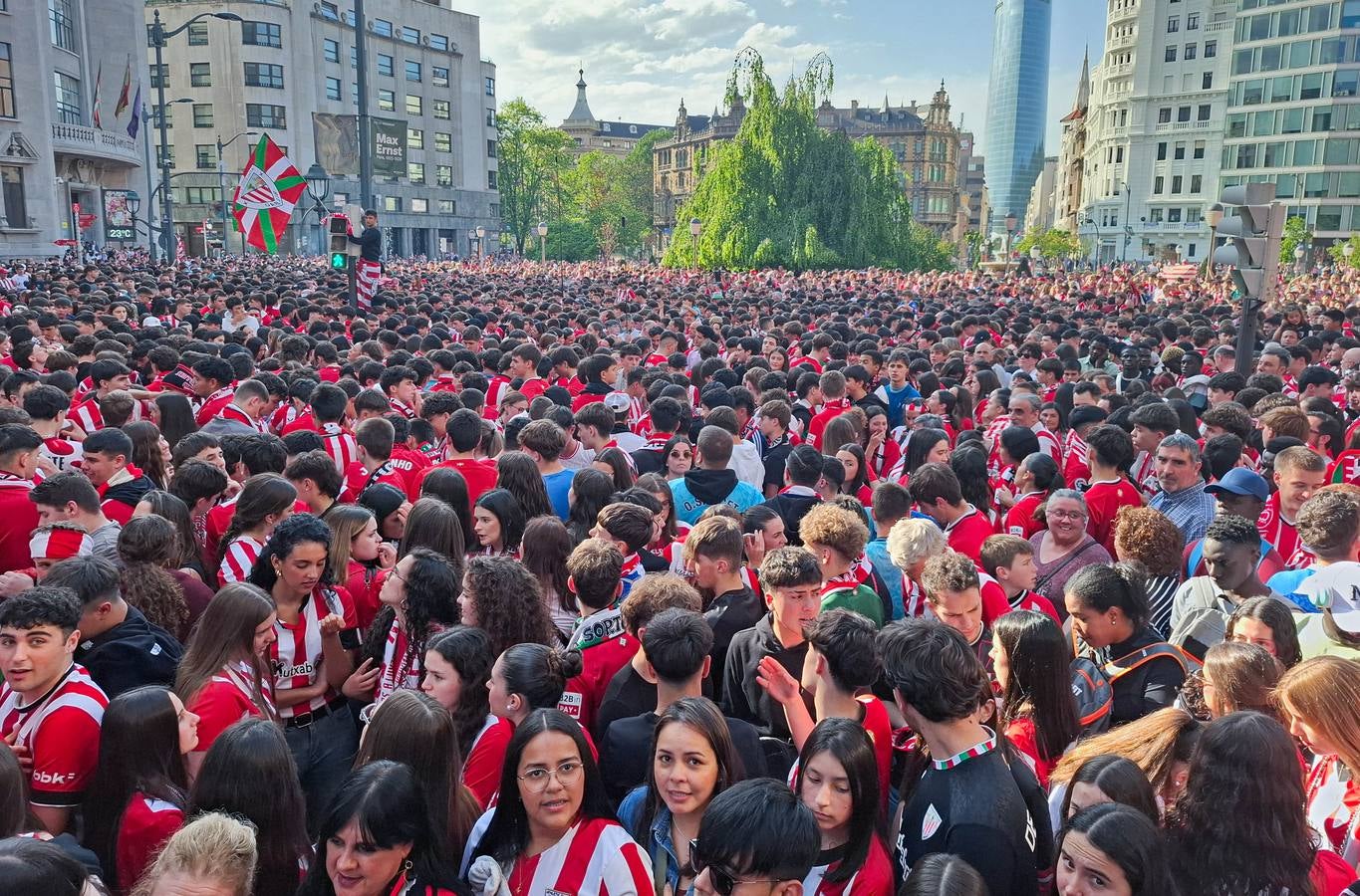 Una afición entregada a los jugadores en Moyua