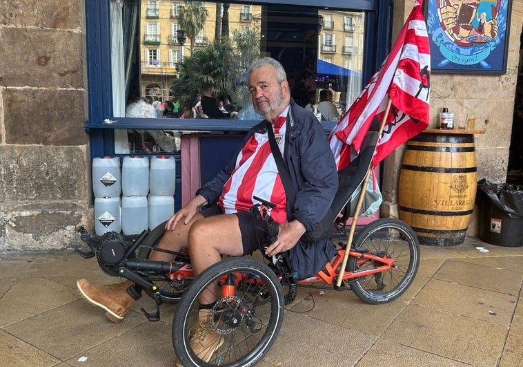 Recorre las calles de Bilbao en su 'tribike' con la bandera del Athletic: «Hoy es mi cumpleaños y el mejor regalo sería una victoria»