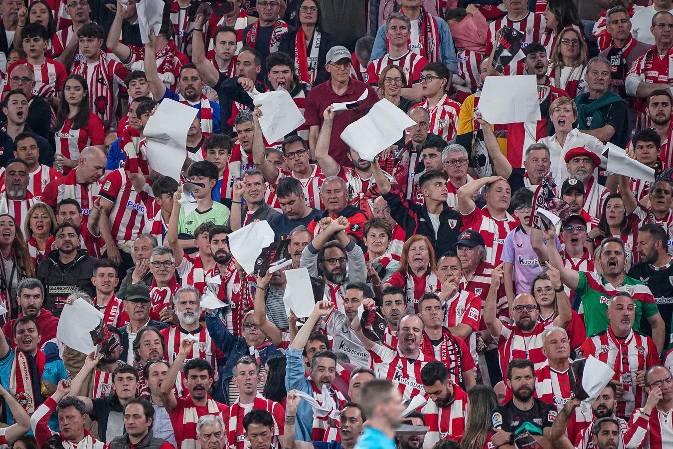 Las imágenes del partido y desolación en la grada