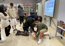 Alumnos del instituto Uribarri, durante la formación impartida por Osakidetza.