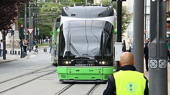 El tranvía se cortará en el centro de Vitoria entre las 12.00 y las 14.00 horas por manifestación