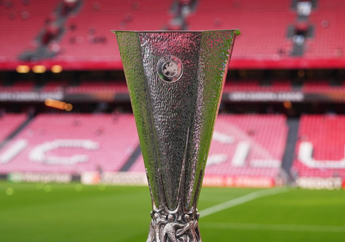 El trofeo de la Europa League preside el partido
