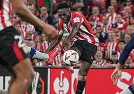 Iñaki Williams chuta un balón.