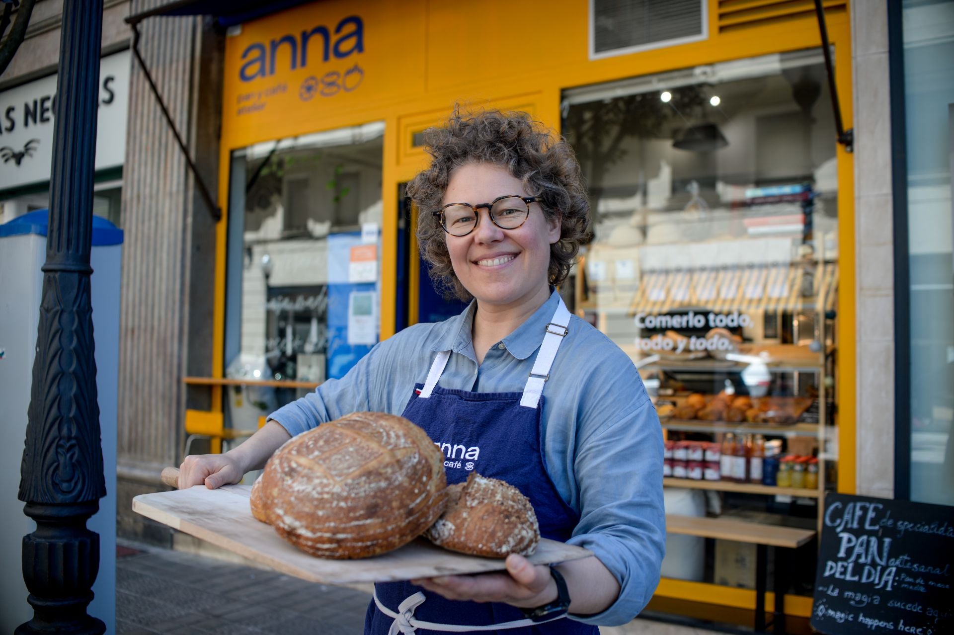 Anna, la rusa que dejó su trabajo como analista de datos para elaborar panes artesanales en su local de Bilbao