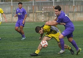 Mikel Zatón pugna con un jugador del San Viator durante esta temporada.