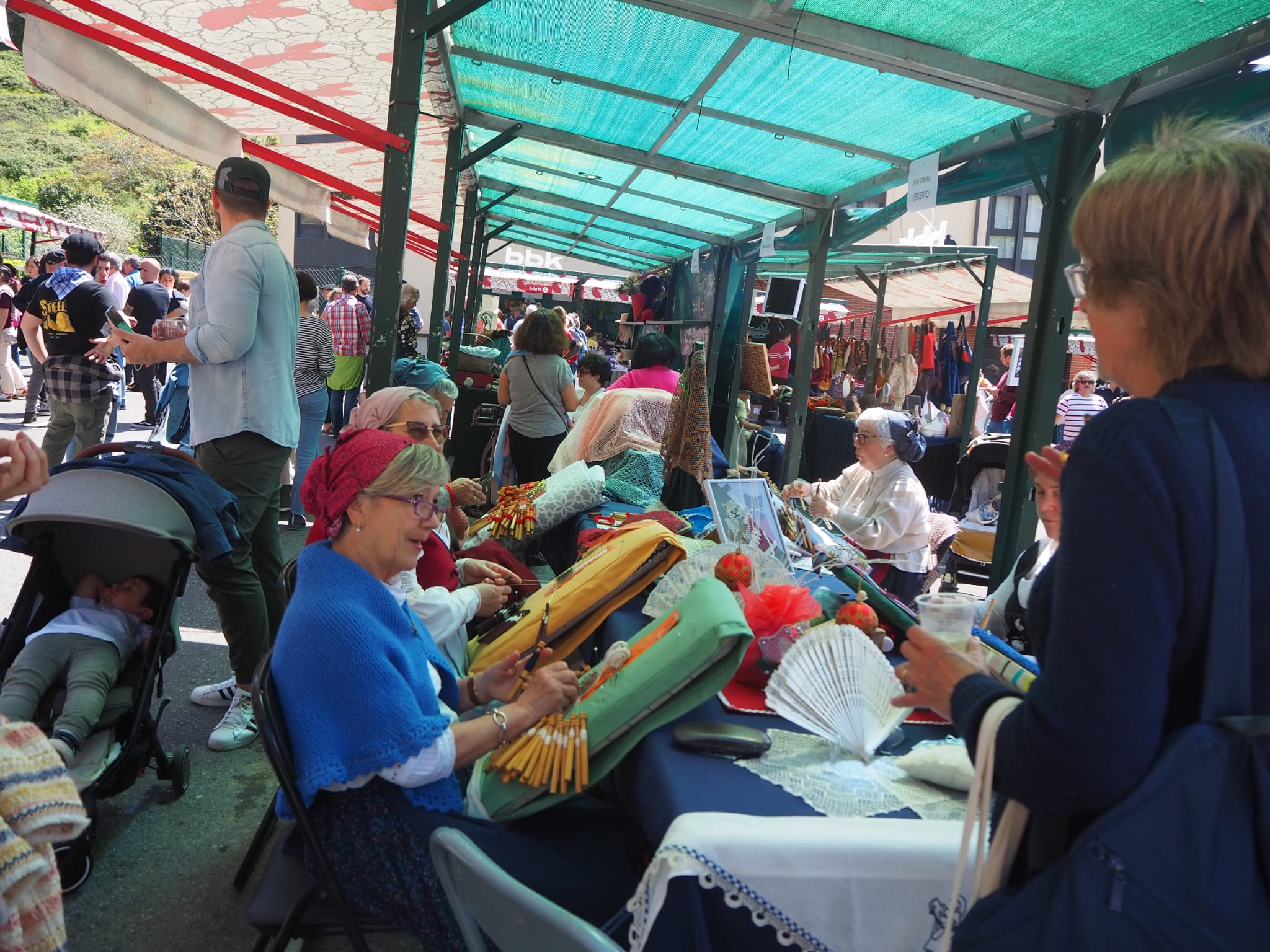 El arte del encaje de bolillos cobra protagonismo en la feria más popular de Ibarrangelu