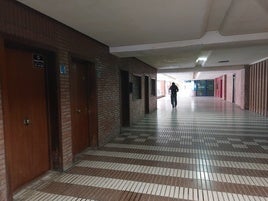 Algunos propietarios han arrendado las lonjas como viviendas irregulares, ante la imposibilidad de alquilarlas con fines comerciales.
