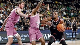 Abdur-Rahkman, con el balón, trata de evitar el marcaje de Robertson en el partido disputado en Miribilla en noviembre.