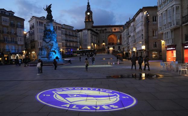 El escudo del Alavés se proyectó en la Virgen Blanca a finales de marzo.
