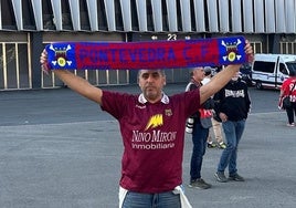 Alberto Carrera en la explanada de San Mamés antes de la semifinal de la Europa League el 1 de mayo.