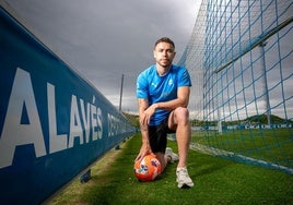 Conechny posa en Ibaia después del entrenamiento del jueves del Deportivo Alavés.