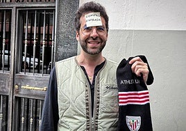 Elías recorrió las calles de Bilbao con una nota en la frente para conseguir una entrada para el partido de ida de las semifinales de la Europa League.