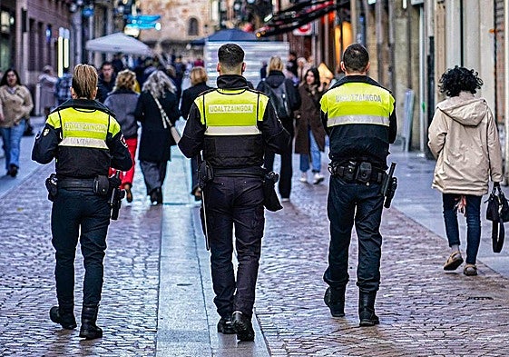 Agentes de la Policía Municipal de Bilbao patrullan a pie por el Casco Viejo de Bilbao.
