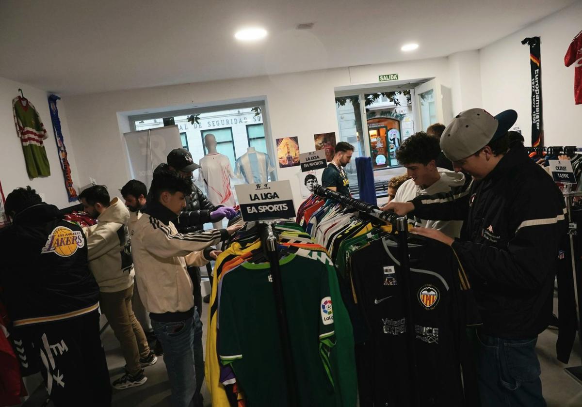 Llega a Vitoria «el Disneyland» de los amantes de las camisetas retro de fútbol