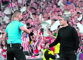 Ernesto Valverde conversa con el árbitro en un momento del partido ante el United.