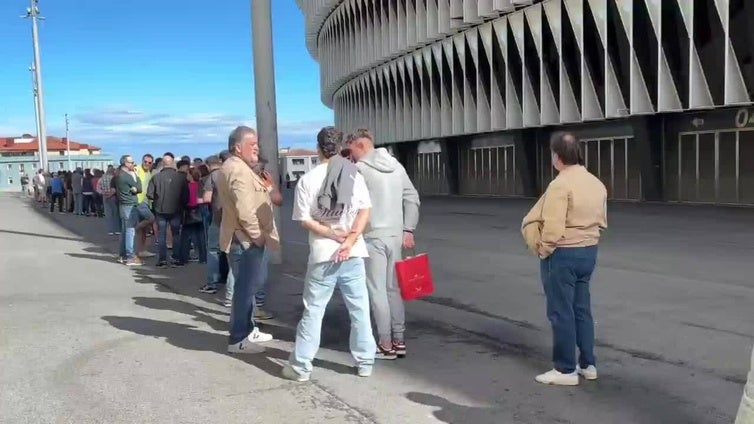 Largas colas de la afición del Athletic para recoger la entrada de Old Trafford